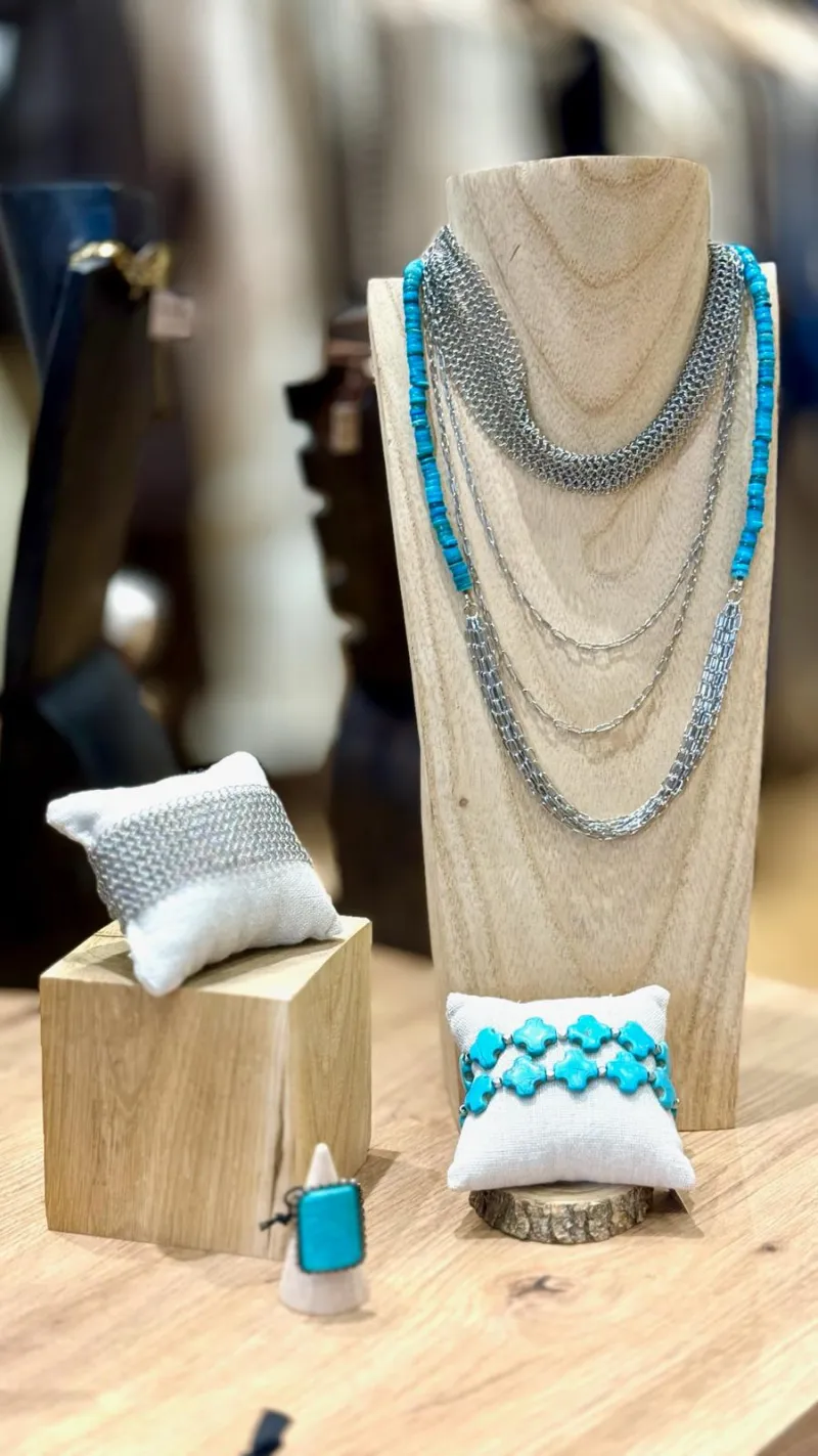 Colliers et bracelets en argent avec touches de turquoise