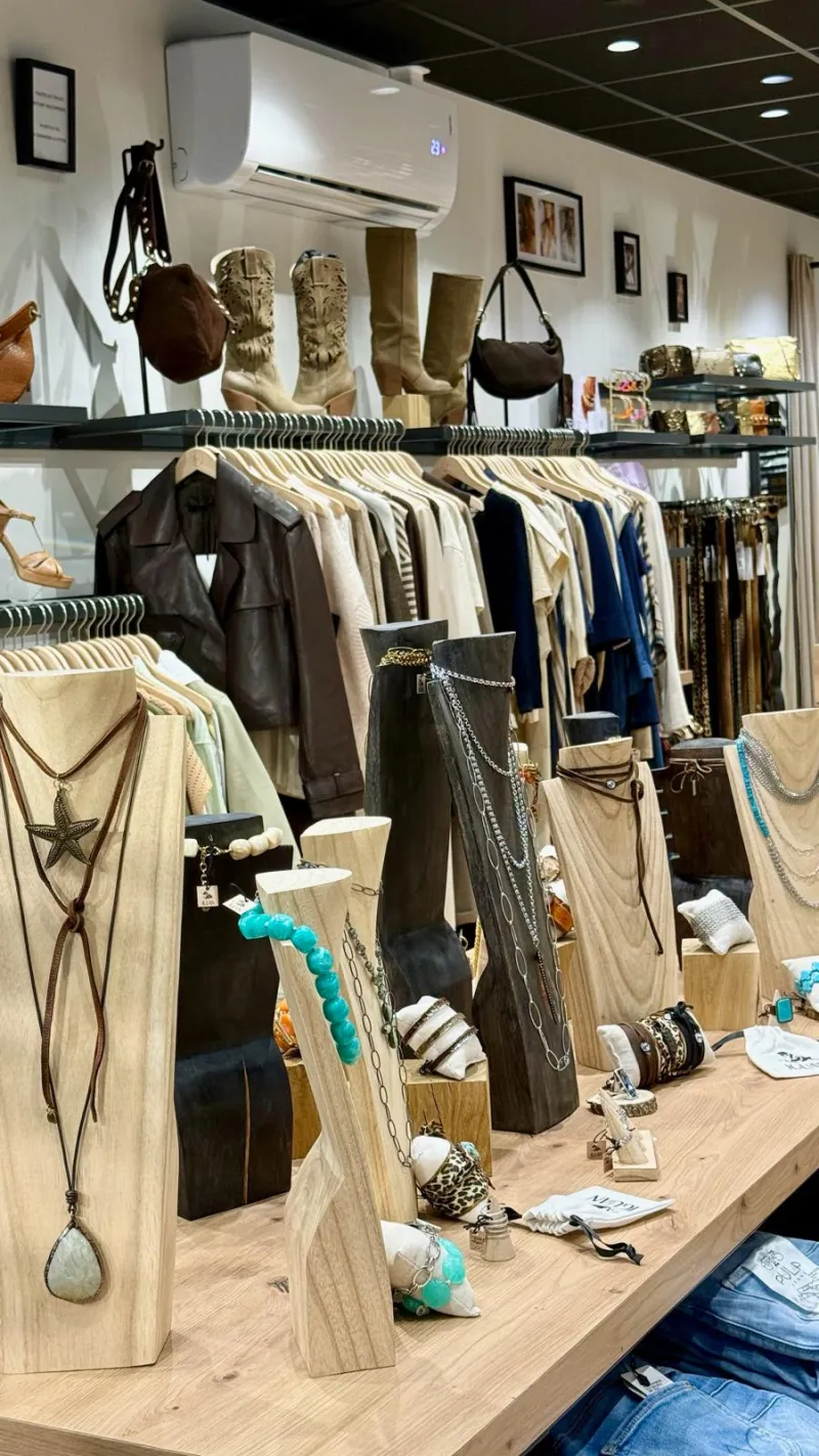 Vue d'ensemble des présentoirs de bijoux et des rayons de vêtements