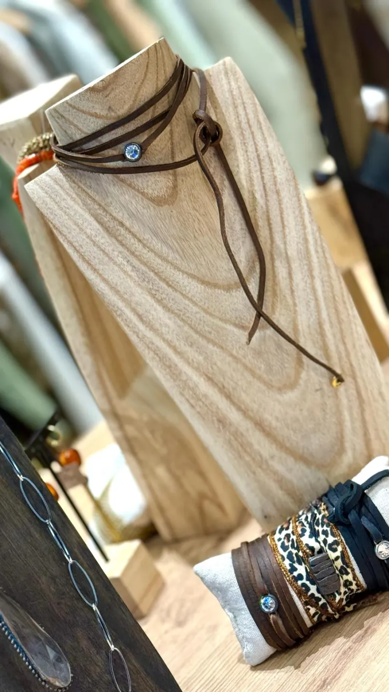 Bracelets multi-rangs avec motifs léopard et liens en cuir