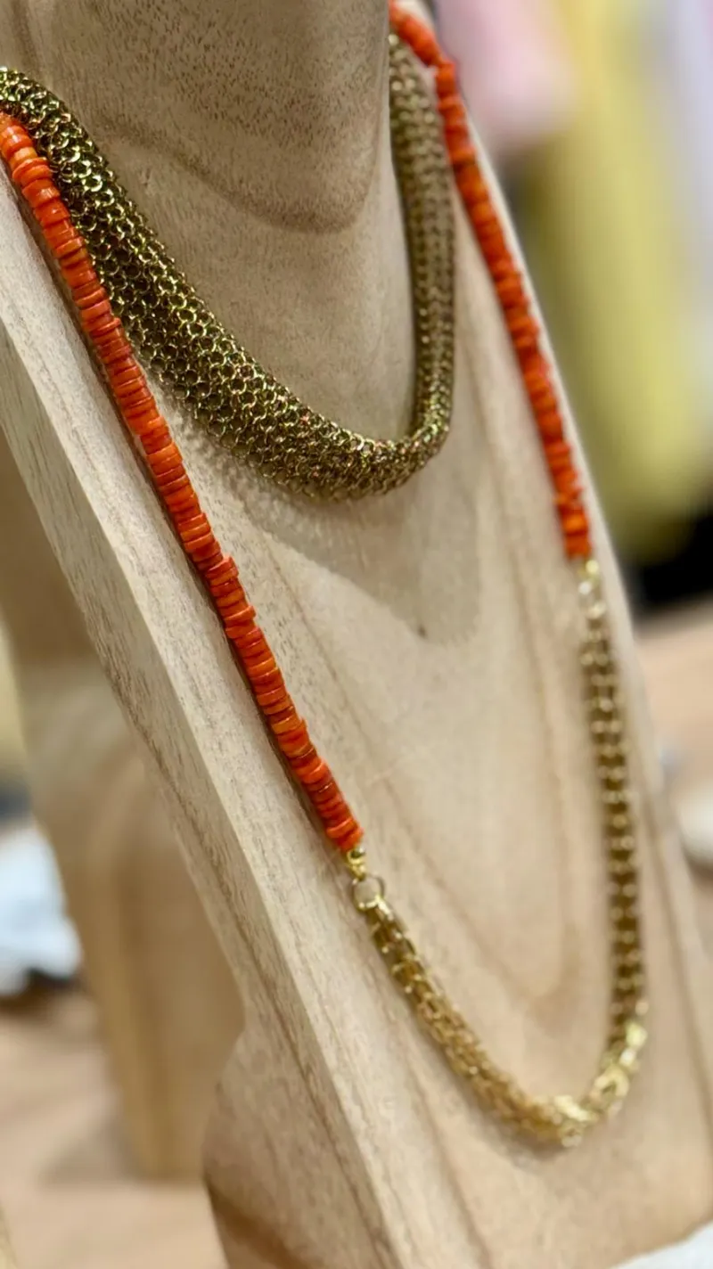 Collier en maille dorée agrémenté de petites perles oranges