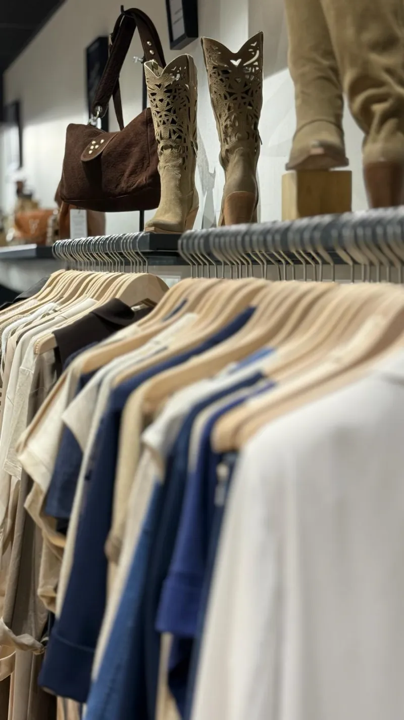 Rayons de vêtements avec des bottes hautes ajourées