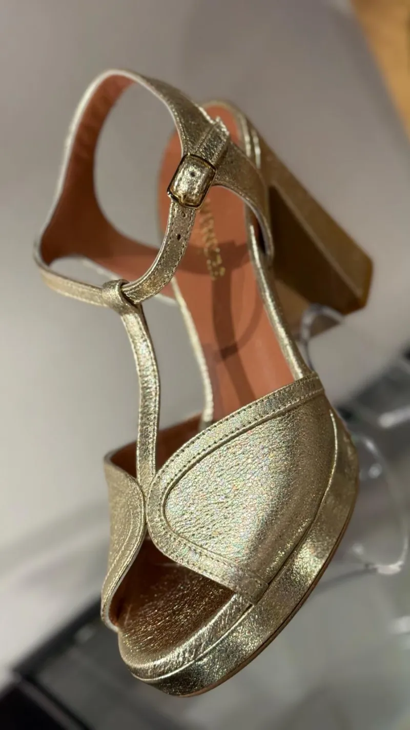 Sandale à plateforme et brides dorées brillantes