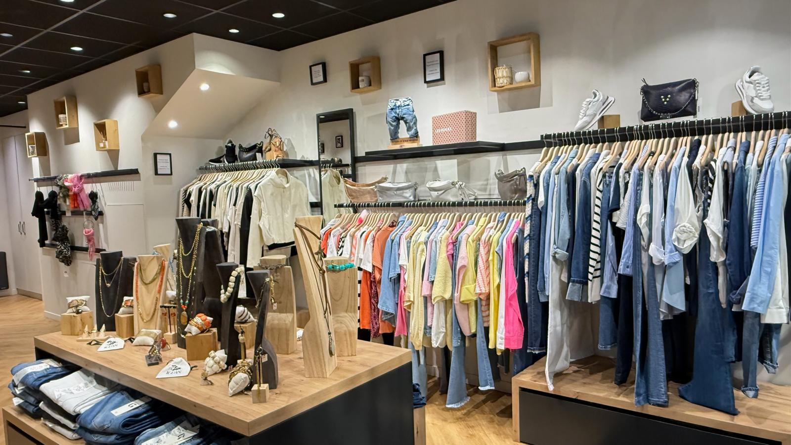 Intérieur de la boutique Simplement Vous à Saint-Martin-en-Haut